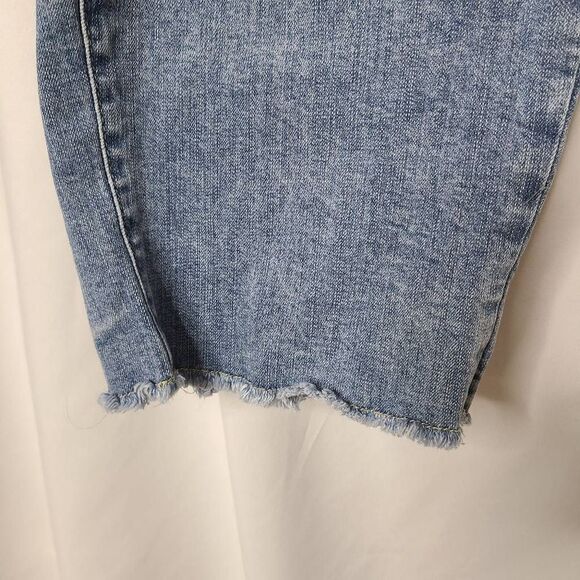 Torrid Crop Boyfriend Light Wash Distressed  Raw Hem Jeans sz 24 - Picture 3 of 4